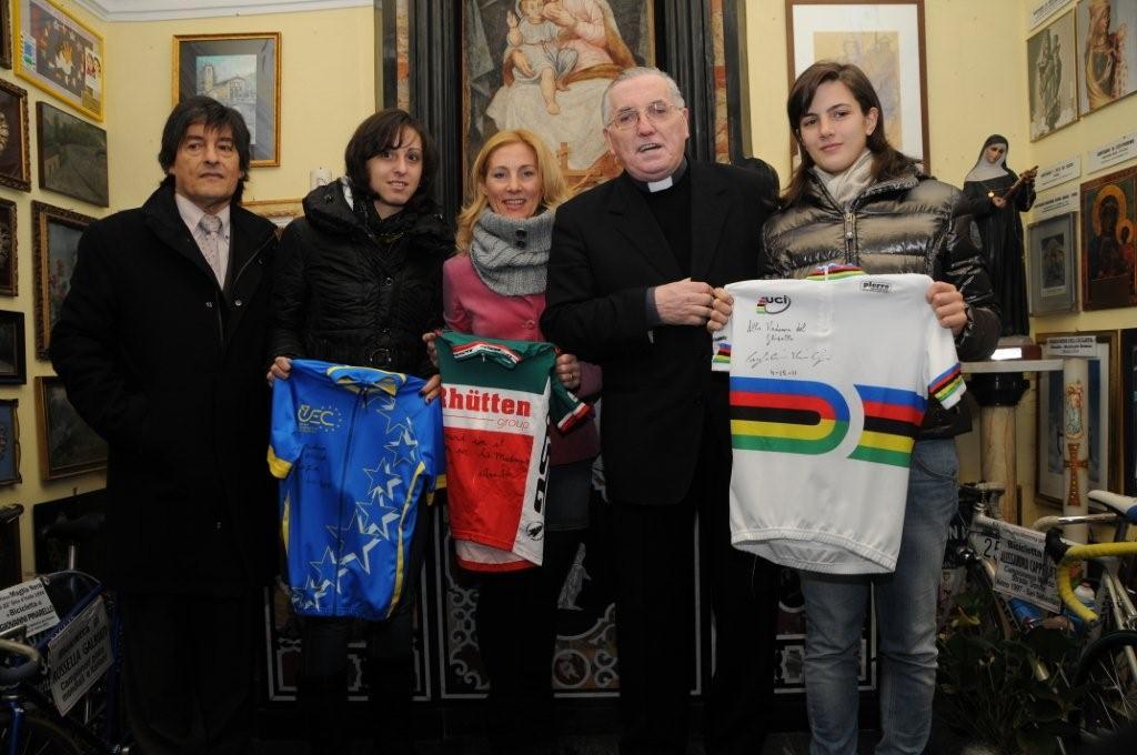 donazione maglie al Santuario del Ghisallo da parte della Ratto , Confalonieri e Anna Mei.